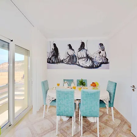 Stone's Throw - Front Line In Apartman Nazaré