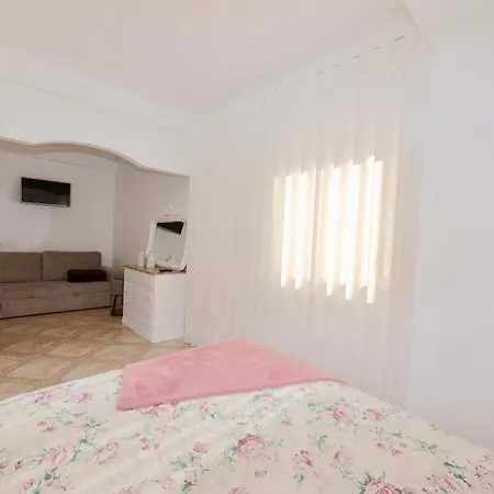 Apartman Stone's Throw - Front Line In *
