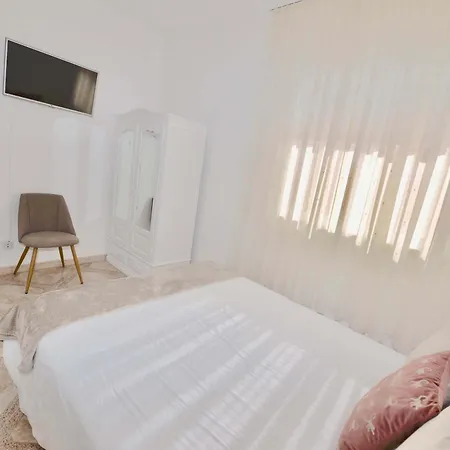 Stone's Throw - Front Line In Apartman *