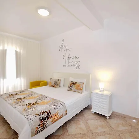 Stone's Throw - Front Line In Apartman