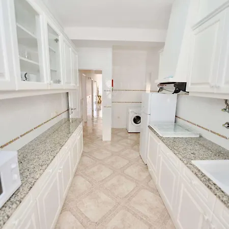Stone's Throw - Front Line In Apartman Nazaré